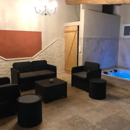 Villa Au Milieu Des Piboules De Provence.